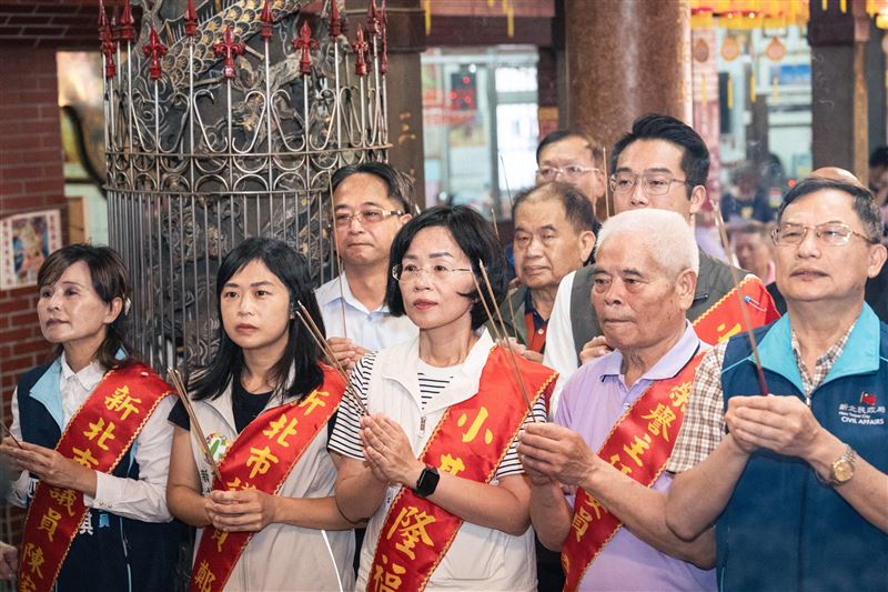 民進黨新北市長參選人、立委員蘇巧慧今(21)日上午赴三芝小基隆福成宮天上聖母遶境活動。(圖/蘇巧慧競辦提供)