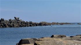江姓男子在鼻頭海岸釣魚落海失蹤。（圖／翻攝畫面）