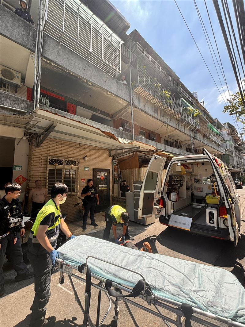 潘男準備送醫。(圖/翻攝畫面)