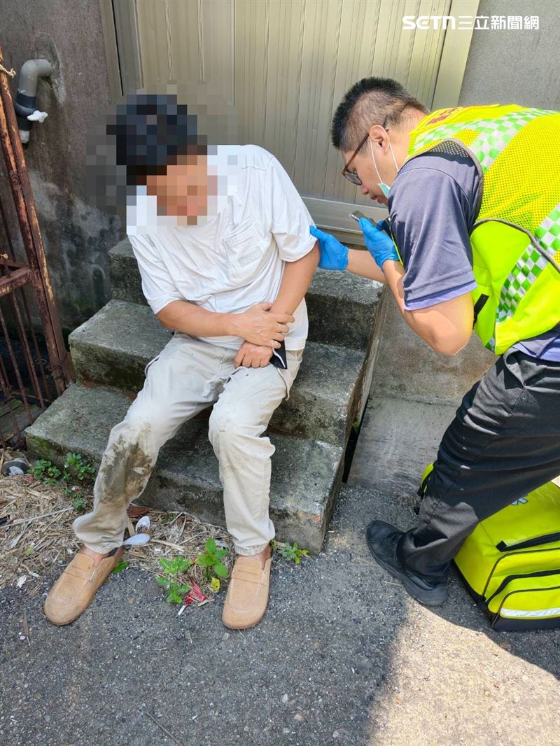 偵查隊小隊長陳芝銘忍痛聯手壓制嫌犯。(圖/翻攝畫面)