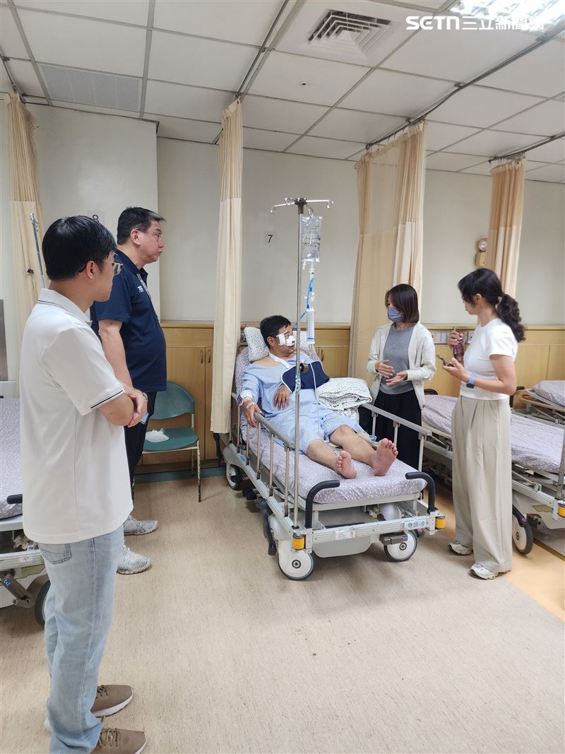 偵查隊小隊長陳芝銘抓毒犯被撞斷手肘,大甲警分局長蔡期望(左2)前往慰問關心。(圖/翻攝畫面)