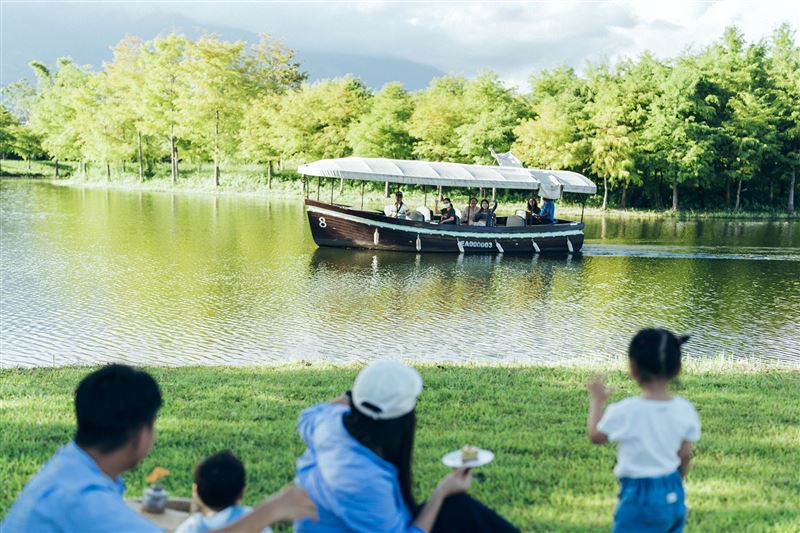 理想PAARK水岸生活可安排湖畔遊船體驗,讓旅人在花蓮山水之間放慢步調,感受夏日親子旅行的悠閒節奏。(圖/飯店旅宿業者提供)