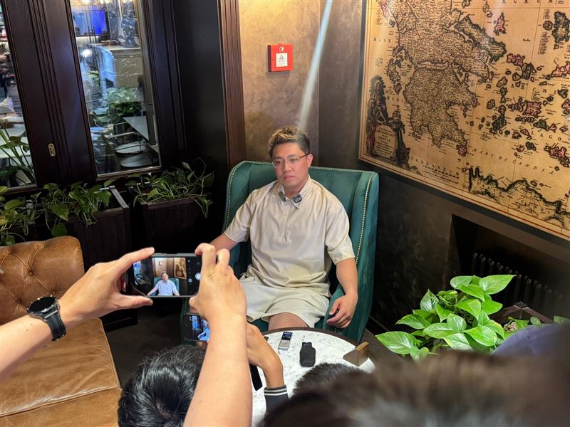 從台灣的某大學電機系畢業後,奔赴戰火基輔,安東尼在無人機設計專業中實戰求學。經歷宿舍遭轟炸的生死瞬間,他看見烏克蘭社會在恐懼與通膨中展現的韌性。這段用兩年青春換來的戰地觀察,不僅是無人機技術的震撼進化,更是一份留給台灣關於和平價值的深刻告白。圖中白衣男即為許丞巽。(圖/記者師瑞德攝影)