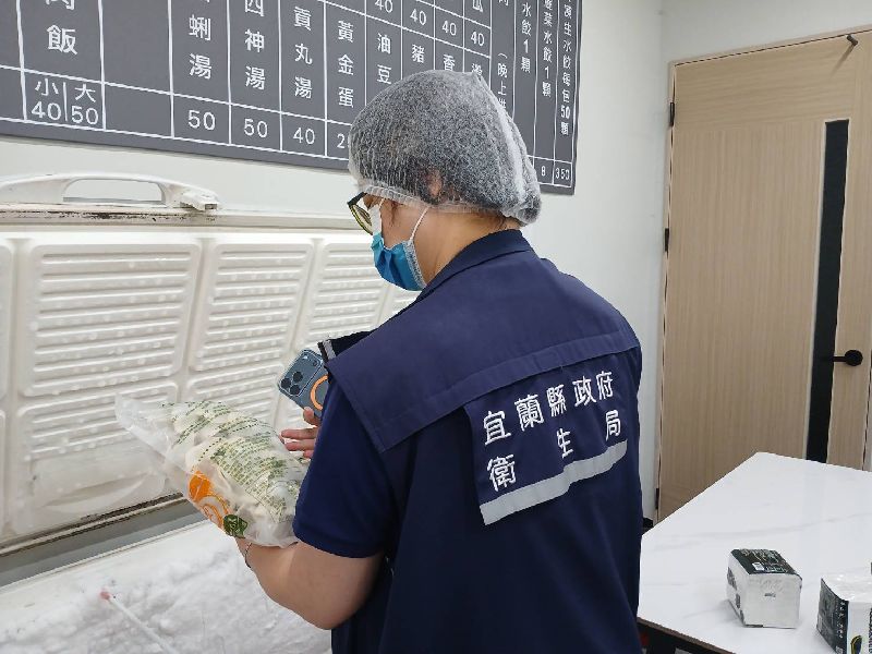 網友20日晚間在社群平台Threads上傳影片指出,宜蘭市一間餐飲店人員煮水餃時,從鍋中撈起疑似塑膠袋。宜蘭縣衛生局21日派員稽查(圖),業者有多項缺失,已勒令店家限期改善。(宜蘭縣衛生局提供)
