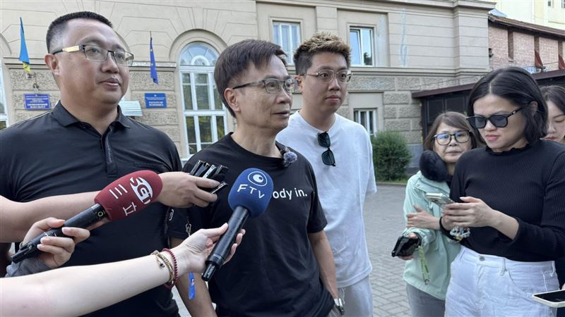 從台灣的某大學電機系畢業後,奔赴戰火基輔,安東尼在無人機設計專業中實戰求學。經歷宿舍遭轟炸的生死瞬間,他看見烏克蘭社會在恐懼與通膨中展現的韌性。這段用兩年青春換來的戰地觀察,不僅是無人機技術的震撼進化,更是一份留給台灣關於和平價值的深刻告白。圖中白衣男即為許丞巽,他正與貿協董事長黃志芳以及駐基輔辦事處員工討論工作事宜。(圖/記者師瑞德攝影)