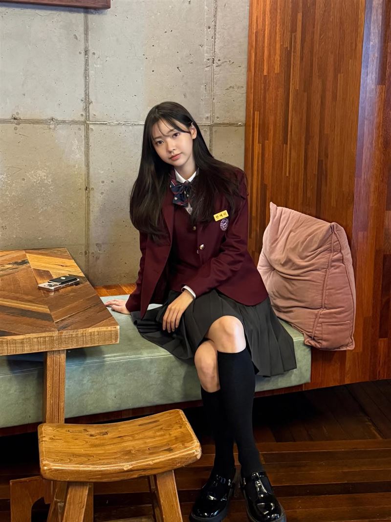 朴敘允在《鐵拳教育》中飾演60萬網紅學生韓芮梨。(圖/翻攝自IG@shuuuuu._yn)