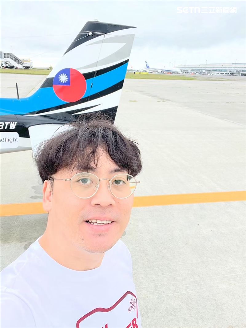 飛行員林睿哲在機尾張貼國旗卻遭檢舉非航空器登記國家被迫取下。（圖／林睿哲提供）