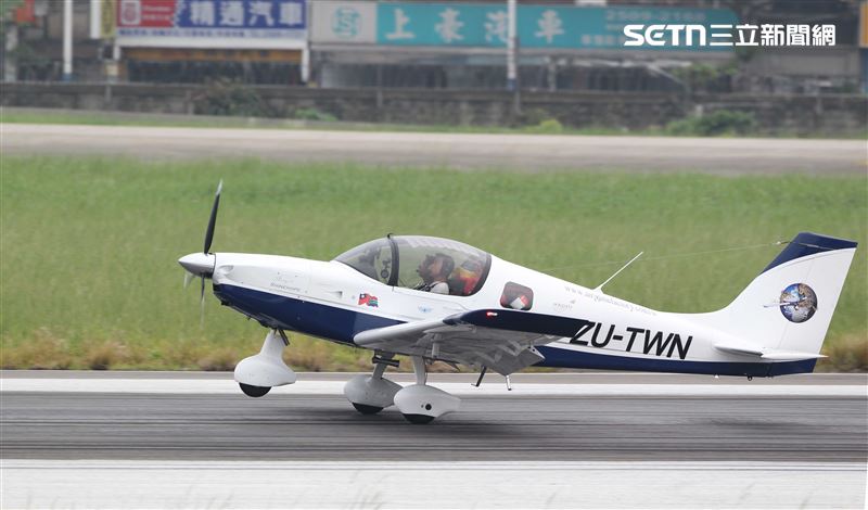 飛機製造商黃明祐曾在2015年挑戰環球飛行飛抵台北松山機場。(圖/黃明祐提供)