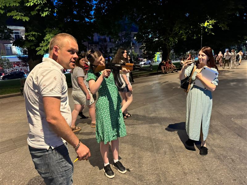 《三立新聞網》挺進烏克蘭利沃夫獨家直擊,戰火4年未息,古城公園發現民眾排隊「槍擊普丁」。這場免費的街頭遊戲,不僅是烏克蘭人宣洩憤怒的黑色幽默,更隱含了他們歷經戰火摧殘後,以日常支撐韌性的生存智慧。(圖/記者師瑞德攝影)