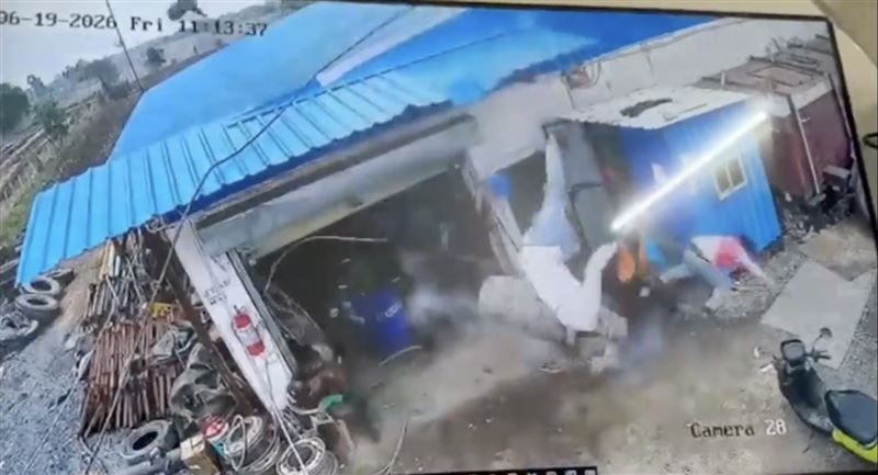 輪胎氣爆瞬間,周遭的人都被炸飛,造成1死3傷。(圖/翻攝自網路)