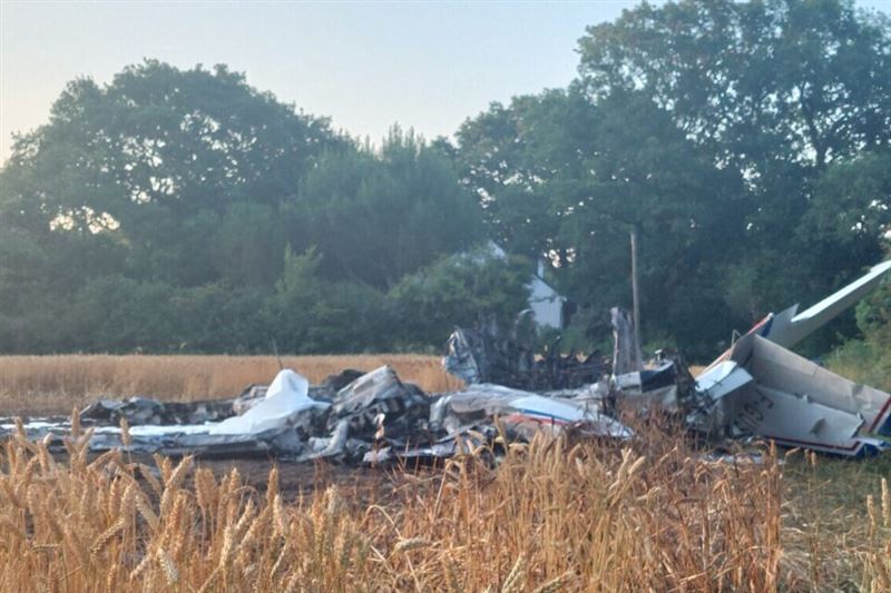 這架從 Rennes 出發的雙引擎 Cessna 421 於週五下午墜毀在一片田野中。（圖／翻攝自X平台 @jon_delorraine）