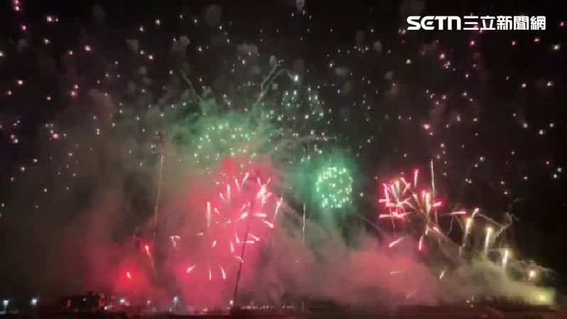 東石端午海上煙火秀吸引萬人朝聖,480秒璀璨煙火登場,也讓周邊交通從下午起塞成停車場