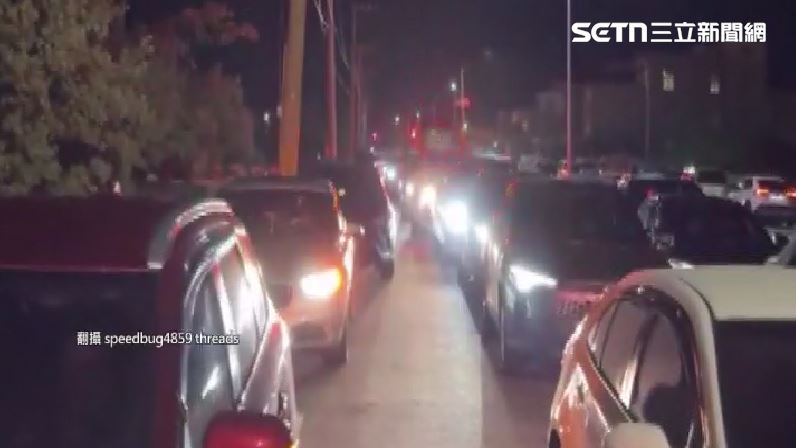 散場交通情況,馬路像極了停車場,一動不動。(圖/翻攝自Threads @speedbug4859)
