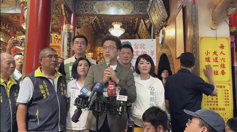 沈伯洋下午赴木柵集應廟參拜後受訪。(圖/翻攝畫面)