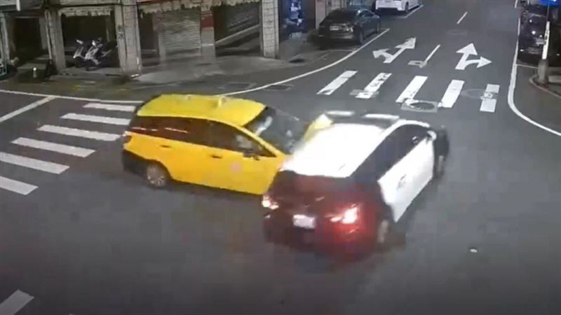 基隆市警方21日凌晨駕駛巡邏車追捕拒檢危險駕駛機車騎士,行經信五路與義二路口時與計程車碰撞。(圖/翻攝畫面)