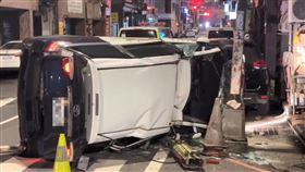 首頁 / 社會
追捕拒檢機車基隆警車撞計程車側翻 3人送醫無大礙
2026/6/21 12:03（6/21 12:16 更新）
基隆市警方21日凌晨駕駛巡邏車追捕拒檢危險駕駛機車騎士，行經信五路與義二路口時與計程車碰撞，導致巡邏車側翻（圖），造成2名員警及1名計程車乘客送醫，所幸均無大礙。（圖／翻攝畫面）