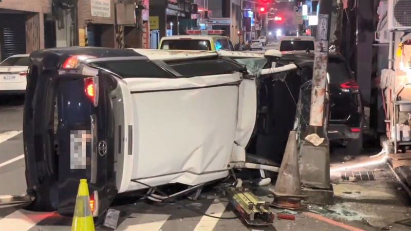 追拒檢機車!基隆警車撞小黃側翻 3人送醫