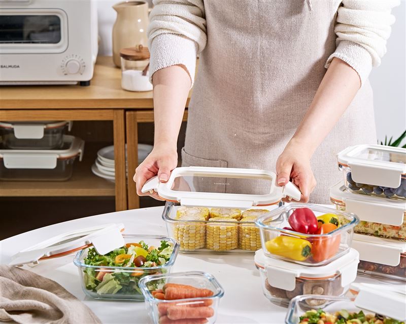 看球怎能少了輕食沙拉、水果、披薩、炸物等各式鹹甜點美食!「耐熱玻璃保鮮盒」適合在賽前將各類餐點分裝備好,打造專屬觀賽Buffet,美味一字排開更有看球氛圍;比賽結束後,蓋上上蓋即可快速收納保存,讓觀賽後的整理收拾更加輕鬆。(圖/樂扣樂扣LocknLock提供)