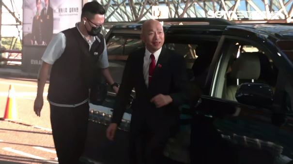 立法院長韓國瑜的座車抵達桃園機場。（圖／翻攝畫面）