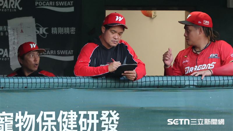 中職37年例行賽,味全龍教練林智勝在場邊做筆記。(圖/記者劉彥池攝影)