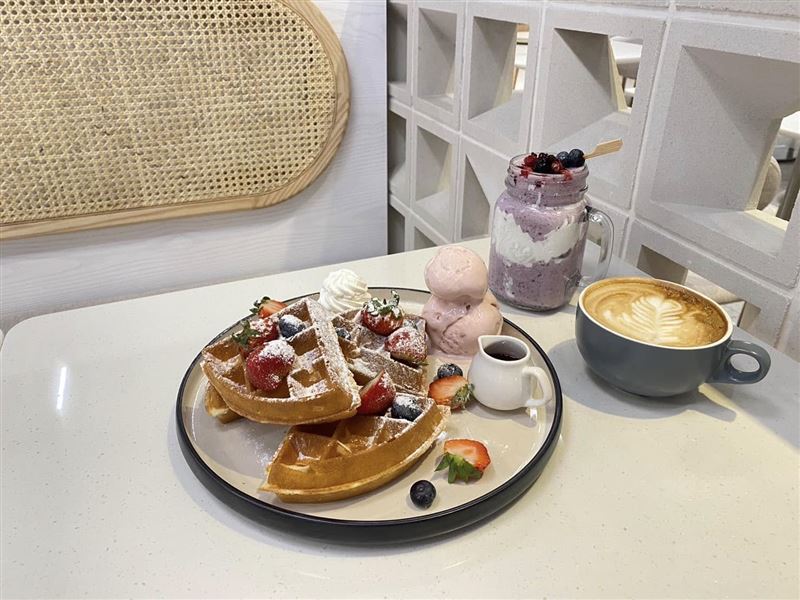 店員誤將鬆餅上的「食用級小蘇打粉」當成了糖粉。(圖/翻攝自業者臉書)