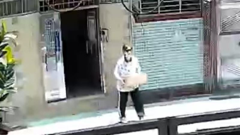 事發當天,許父與許母拖著年邁身軀,到北市許男住處幫忙打掃,未料許男卻持刀攻擊啦啦隊成員汶汶。(圖/翻攝畫面)
