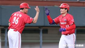 中職37年例行賽，味全龍內野手李凱威代打敲出滿貫砲。（圖／記者劉彥池攝影）