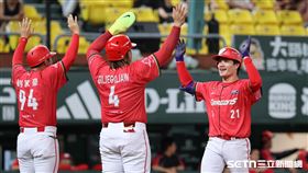 中職37年例行賽，味全龍內野手李凱威代打敲出滿貫砲。（圖／記者劉彥池攝影）