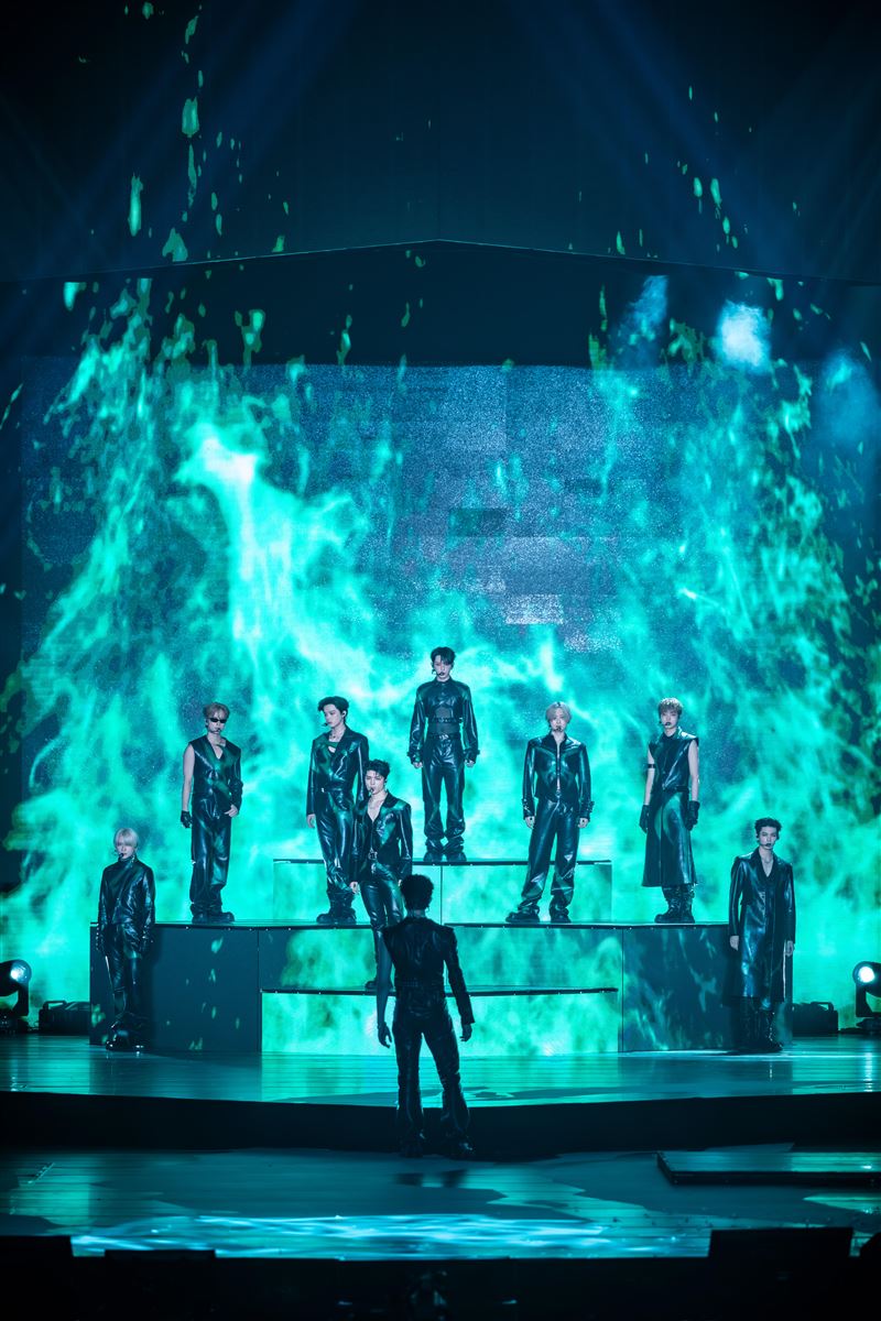 &amp;TEAM台灣成員王奕翔率先登場，接著8位成員接連現身，超帥氣的出場方式瞬間引起的露內們暴動。（圖／KKLIVE提供）