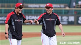 中職37年例行賽，味全龍7：5擊敗台鋼雄鷹，總教練葉君璋和張建銘擊掌。（圖／記者劉彥池攝影）
