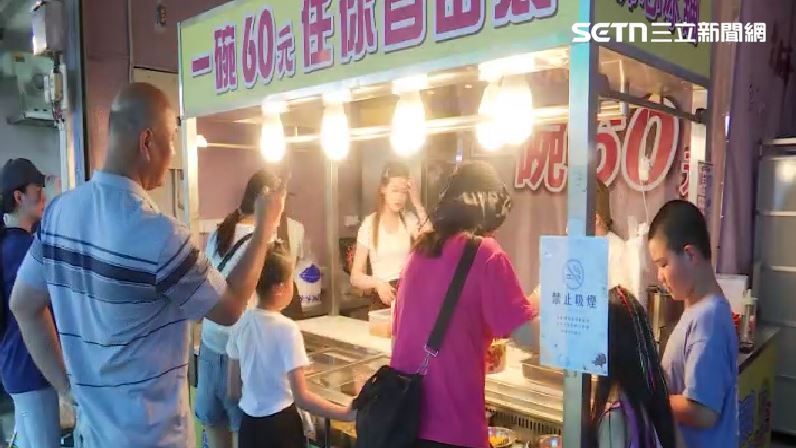 60元銅板價「20種配料裝到飽」，店面一開門人潮不間斷