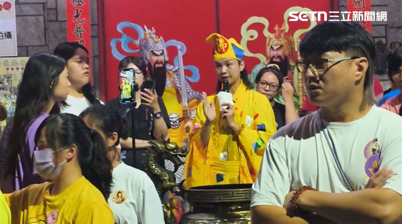 台東玄濟宮遭其他宮廟踢館，「濟顛禪師」（尬電師父）穿著黃色濟公道袍出面迎戰，怒斥對方「忘恩負義」。（圖／記者王浩源攝影）