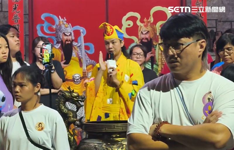 台東玄濟宮遭其他宮廟踢館，「濟顛禪師」（尬電師父）穿著黃色濟公道袍出面迎戰，怒斥對方「忘恩負義」。（圖／記者王浩源攝影）