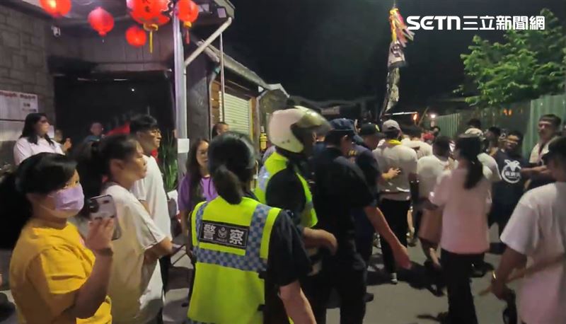 台東玄濟宮遭其他宮廟踢館，「濟顛禪師」（尬電師父）穿著黃色濟公道袍出面迎戰，怒斥對方「忘恩負義」。（圖／記者王浩源攝影）