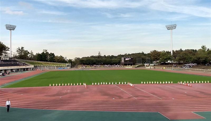 橫濱體育公園驚傳隨機砍人，上班族慢跑伸展突遭「刺腹」，引起民眾恐慌。（圖／翻攝自YouTube＠NHK NEWS）