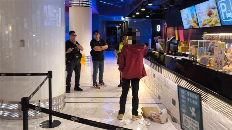 張男疑因沒兌換到電影海報，竟在「持刀架頸」，員警到場後不斷安撫情緒，結束一場驚悚對峙。（圖／翻攝畫面）