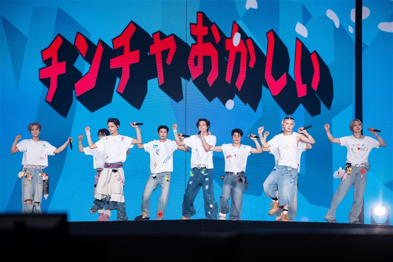 &amp;TEAM重複唱〈Really Crazy〉唱到如果現在LUN&Eacute;聽到「不好意思」，都會接チンチャおかしい（Really Crazy ）。（圖／KKLIVE提供）
