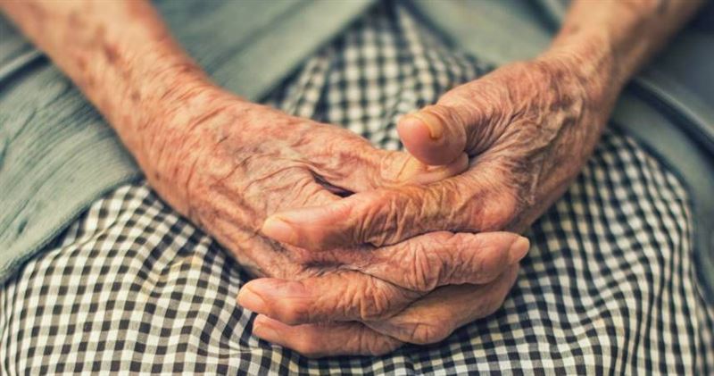 85歲翁遭妻家暴數十年，被打到下不了床3度報警！子女見證下離婚。（示意圖非當事人／Unsplash）