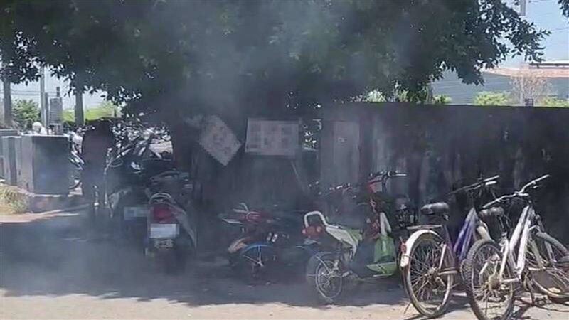 赤膊男火車站烤魚 鄉親:還在公廁殺魚