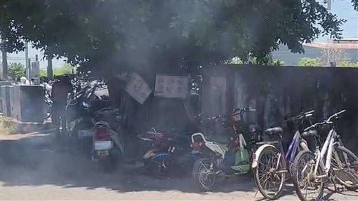 赤膊男火車站烤魚　鄉親：還在公廁殺魚