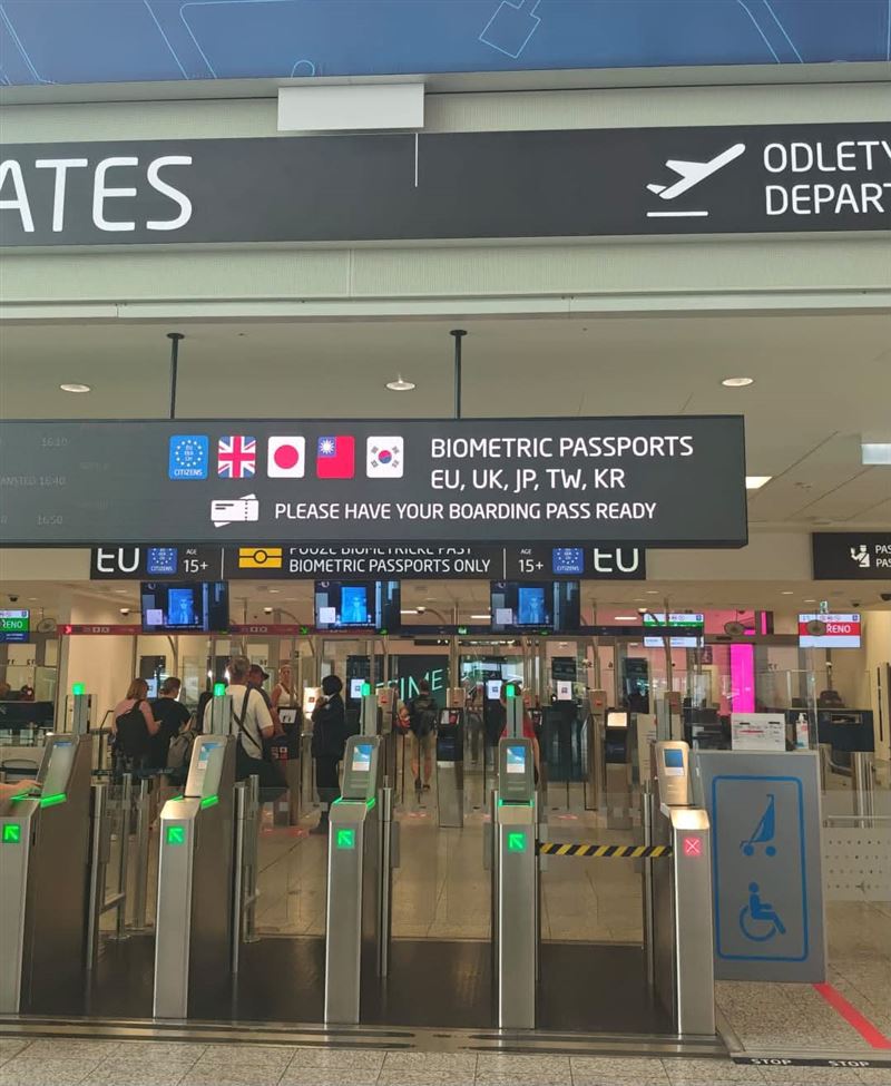 捷克布拉格哈維爾機場自5月15日起,正式開放台灣旅客離境時使用自動通關系統(eGate)。近期有旅客分享機場看板不僅標示「TW」,更秀出中華民國國旗,與英、日、韓等國並列,引發網友熱烈討論。(圖/翻攝自Threads @tiff.chun)