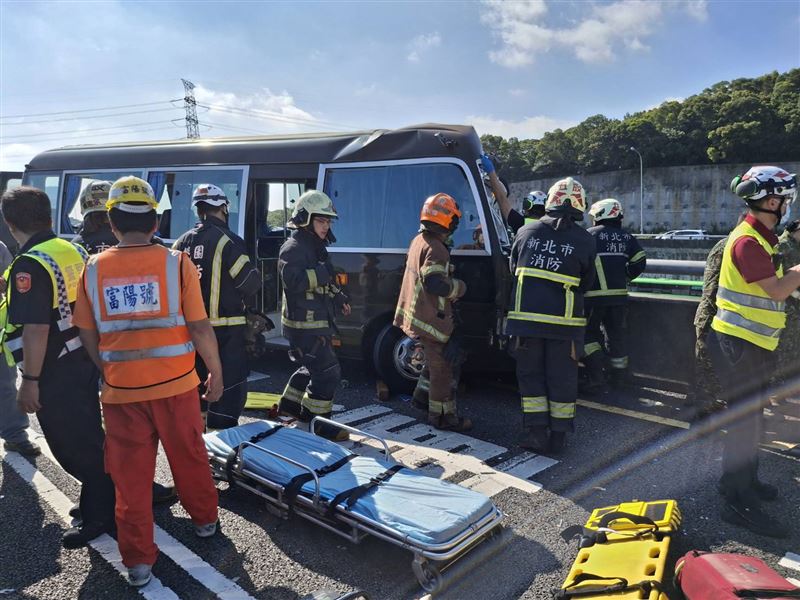 軍用小巴與遊覽車發生事故,共11人傷。(圖/翻攝畫面)