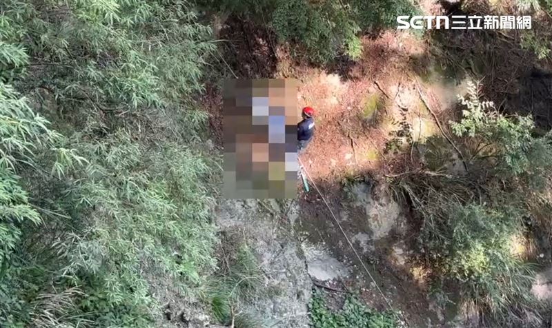 地勢陡峭難行,利用繩索將人拉上至步道,再以人力接駁方式運下山。(圖/翻攝畫面)