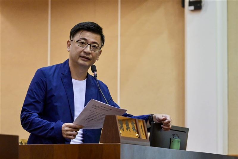 彰化縣議長謝典霖本月9日出席動土典禮時，不僅把金鏟子拿反，還頻頻比出YA手勢拍照，沉澱10天後在臉書發文致歉。（圖／翻攝自謝典霖臉書）
