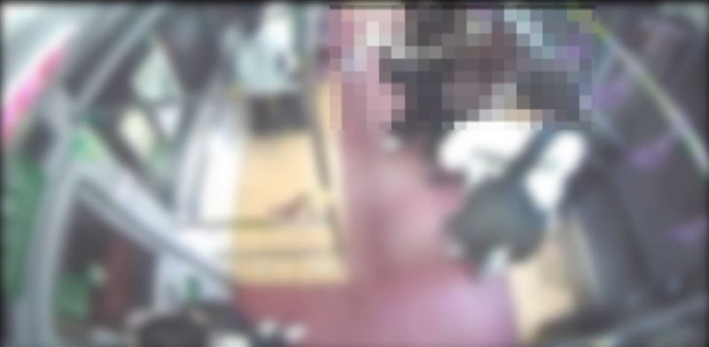 有情侶目睹連翁行徑喝斥其停止舉動,另為了防止連翁跳車逃跑於停靠時緊閉車門。(圖/翻攝畫面)