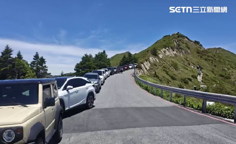 端午連假的合歡山出現誇張違停亂象