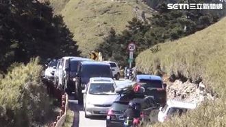 合歡山超塞！「整排違停」占車道遊客氣炸
