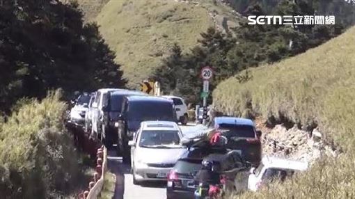 合歡山超塞！「整排違停」占車道遊客氣炸