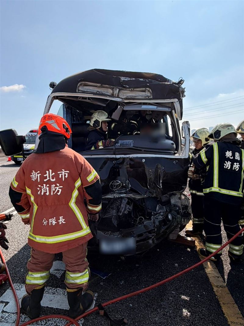 五楊高架橋上軍巴撞遊覽車，女駕駛一度受困於駕駛座上。（圖／翻攝畫面）