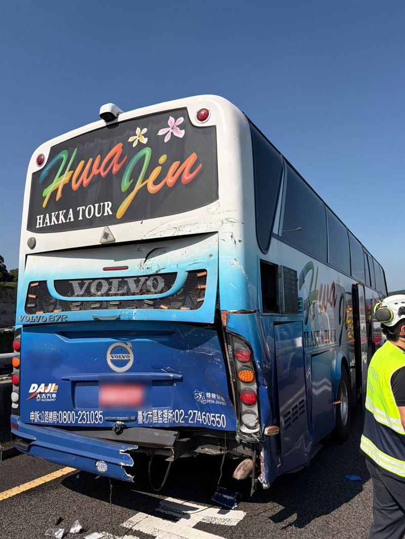 遊覽車車尾撞到凹陷變形。（圖／翻攝畫面）